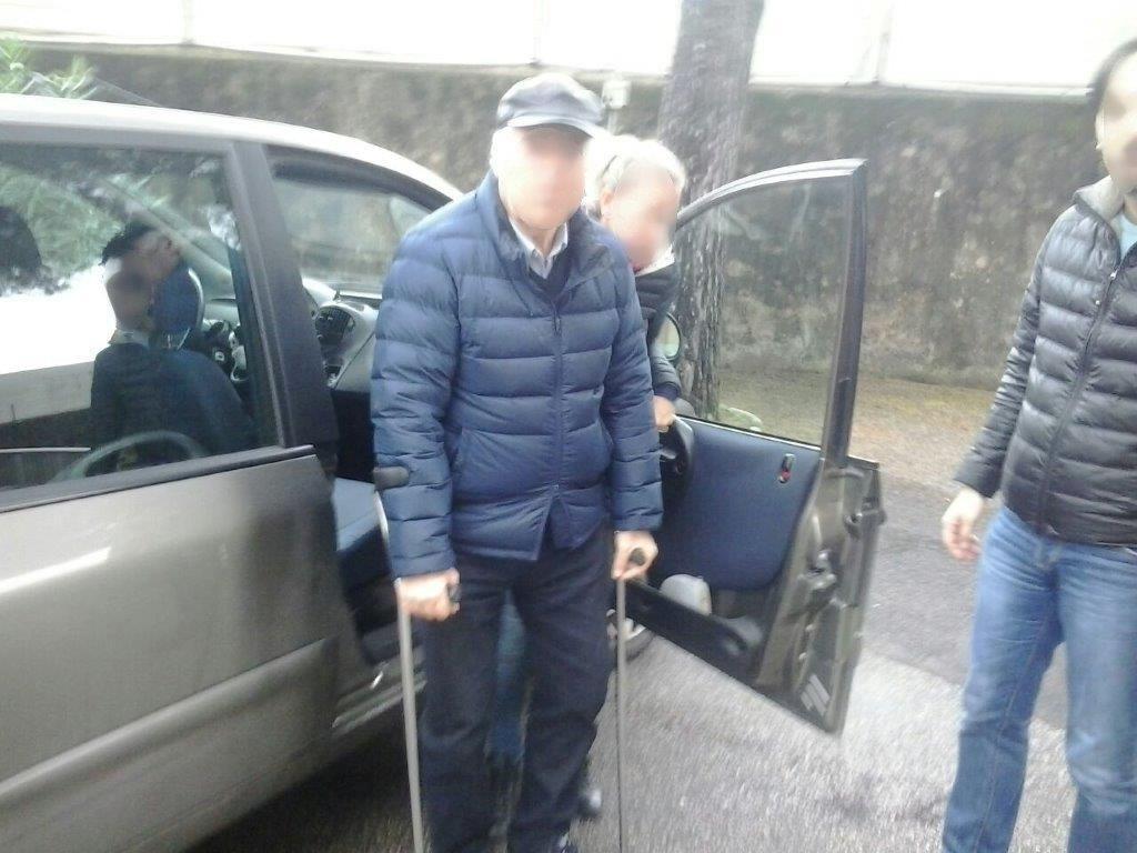 L'anziano con le stampelle costretto a venire a Pisa dalla Valdinievole per una firma