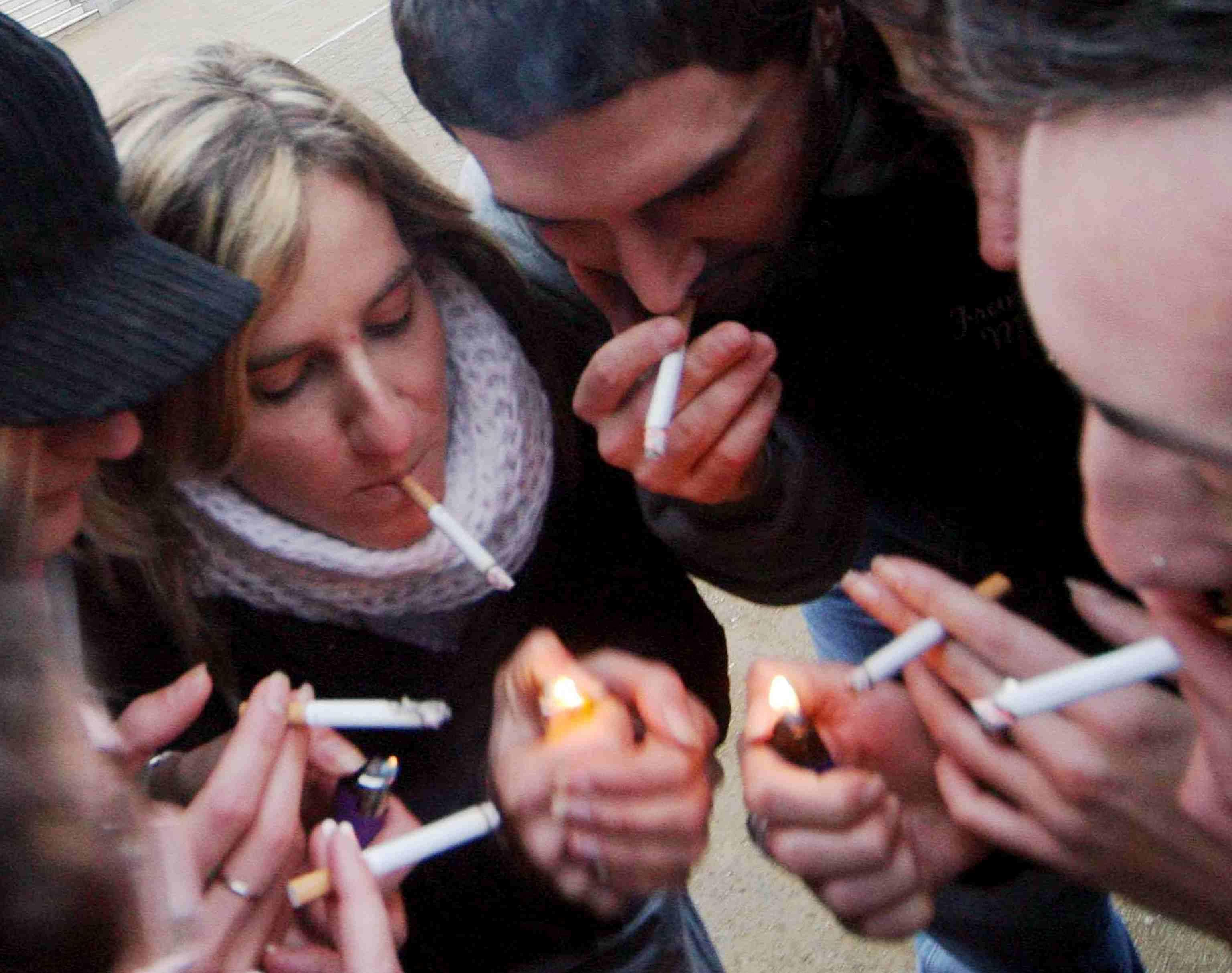 Dei giovani mentre fumano una sigaretta