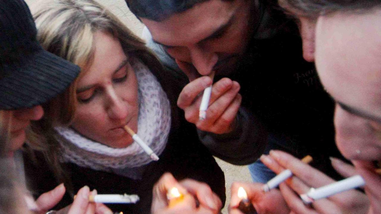 Dei giovani mentre fumano una sigaretta