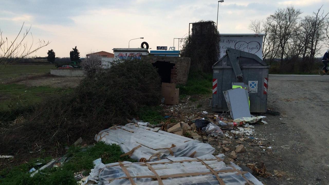 L'amianto abbandonato a lato della strada in zona lungo fiume a Cecina