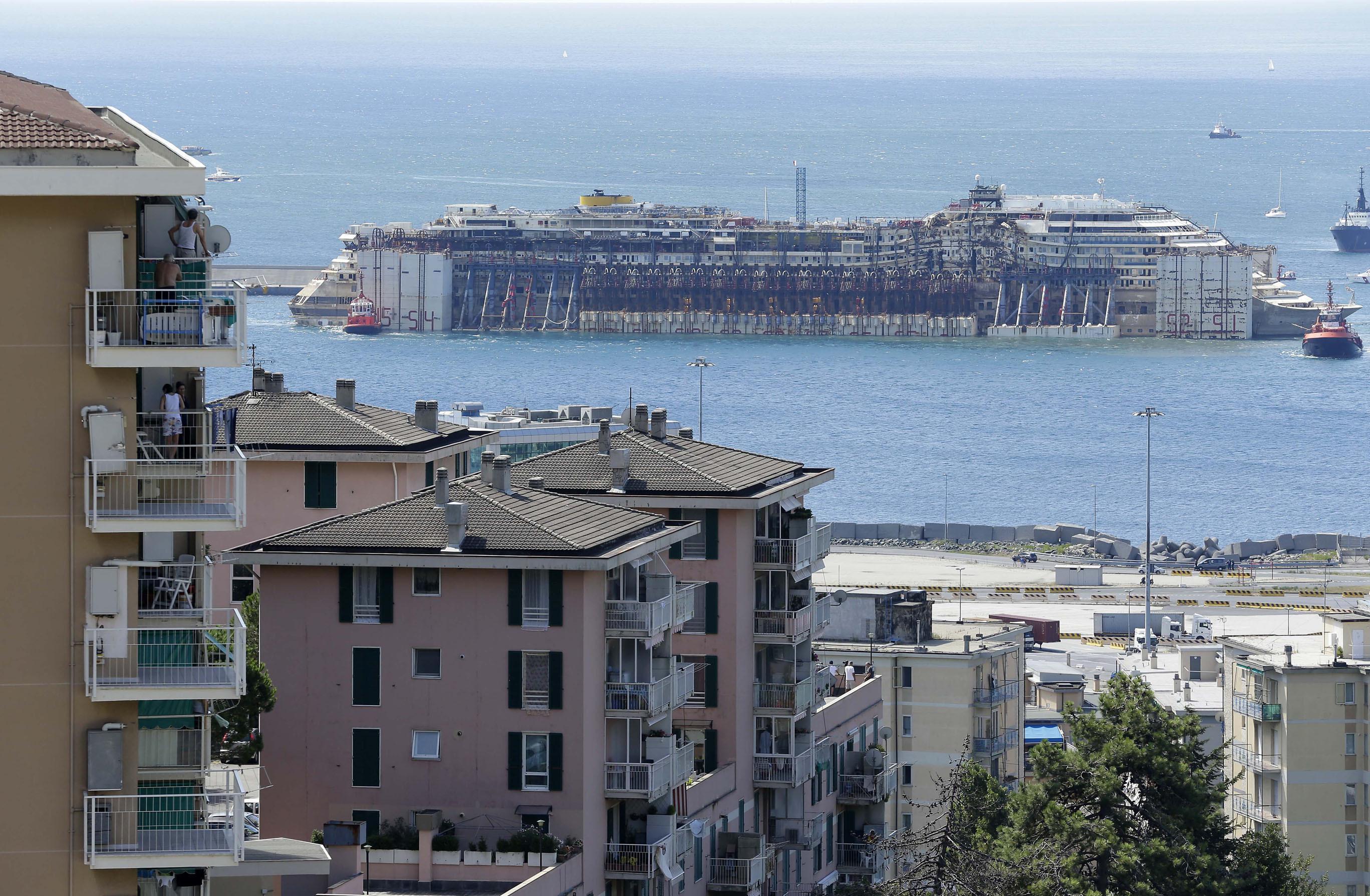 L'arrivo del relitto della Concordia nel porto di Genova