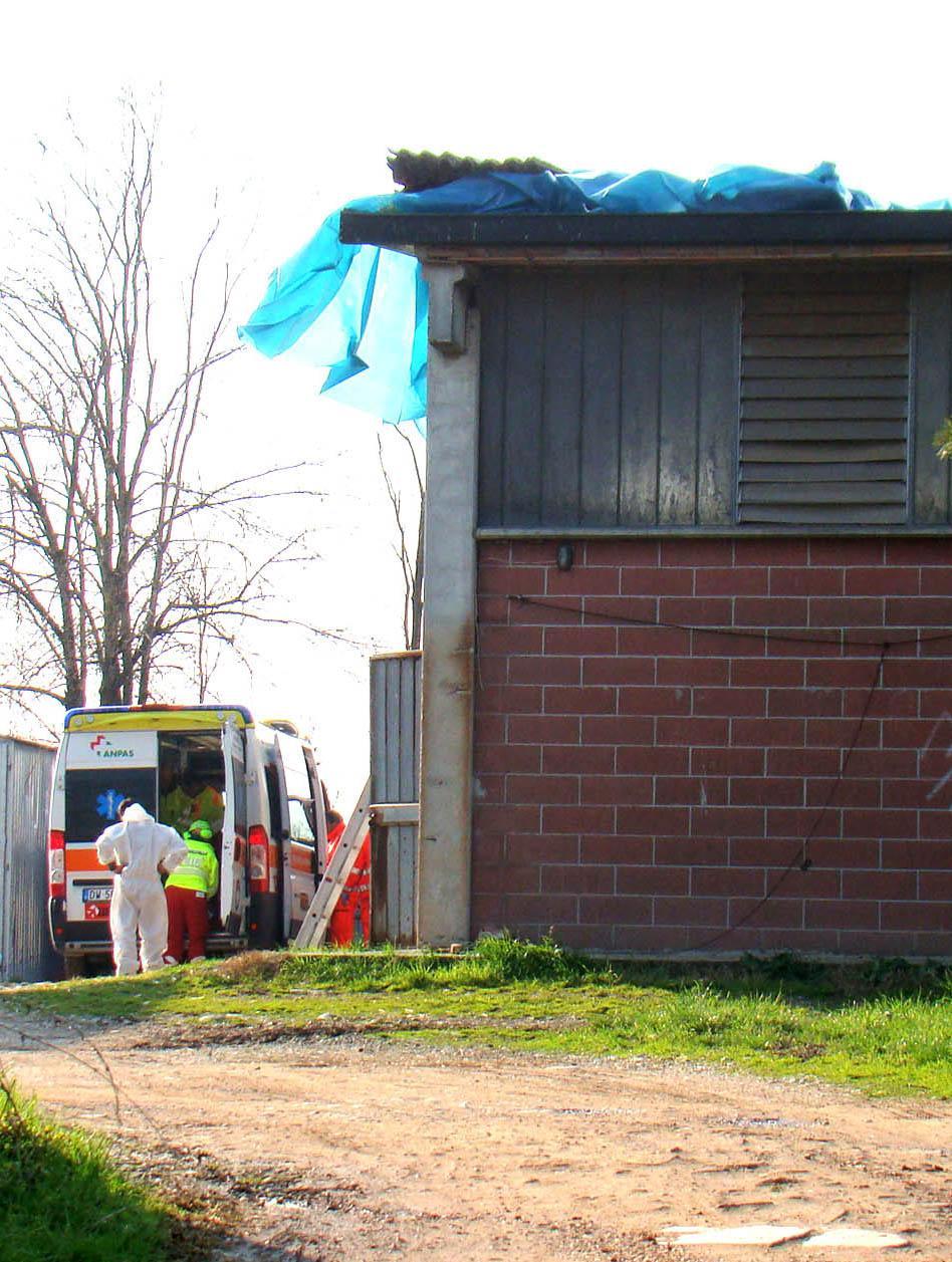 Cade dal tetto di una stalla, grave operaio di Reggio