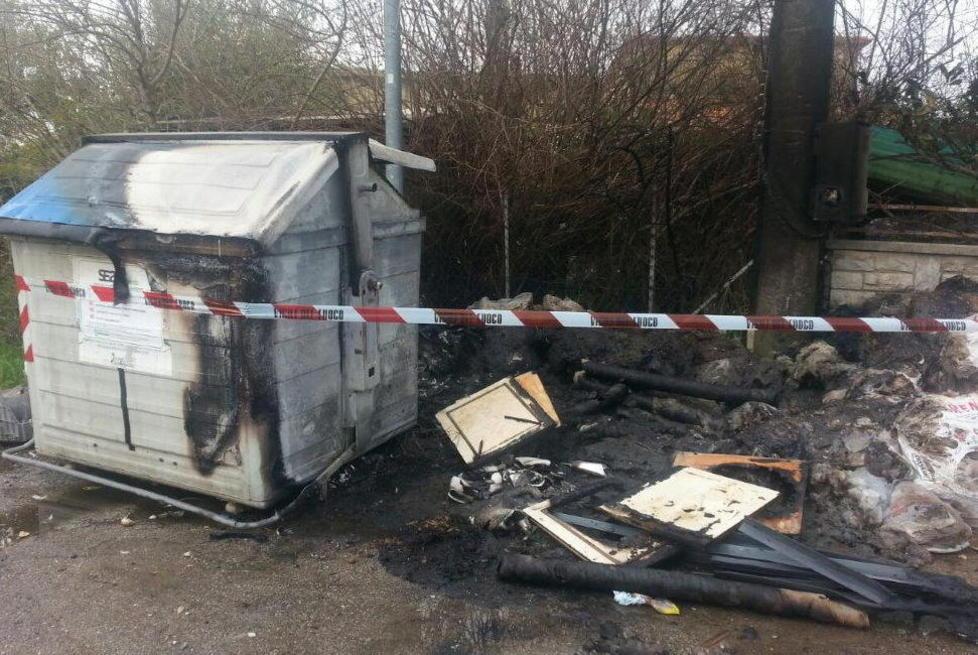 Cassonetto a fuoco Nessun vandalo ma tanta inciviltà