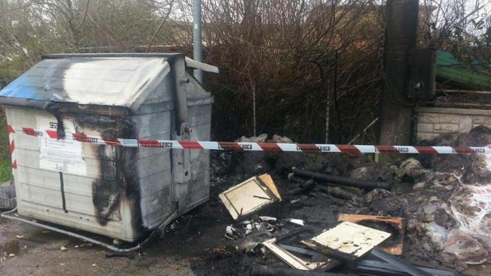 Cassonetto a fuoco Nessun vandalo ma tanta inciviltà