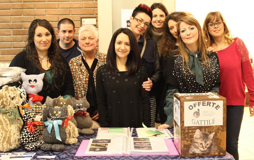 Tutti a tavola per aiutare il gattile 