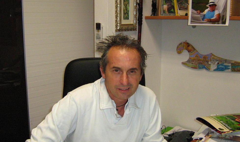 «Regaliamo noi il cipresso per sostituire quello rubato» 