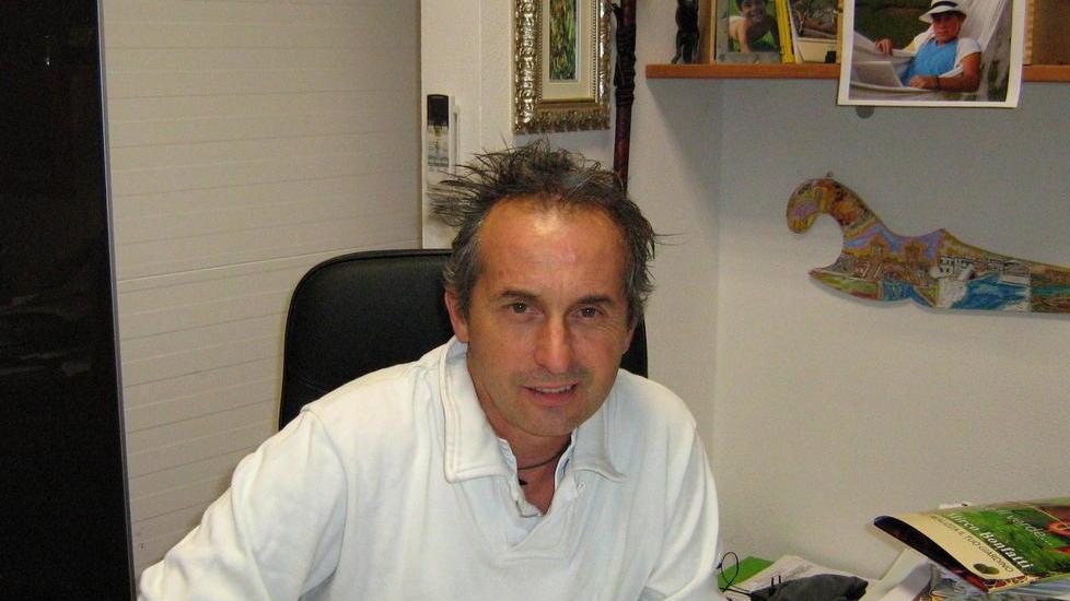 «Regaliamo noi il cipresso per sostituire quello rubato»