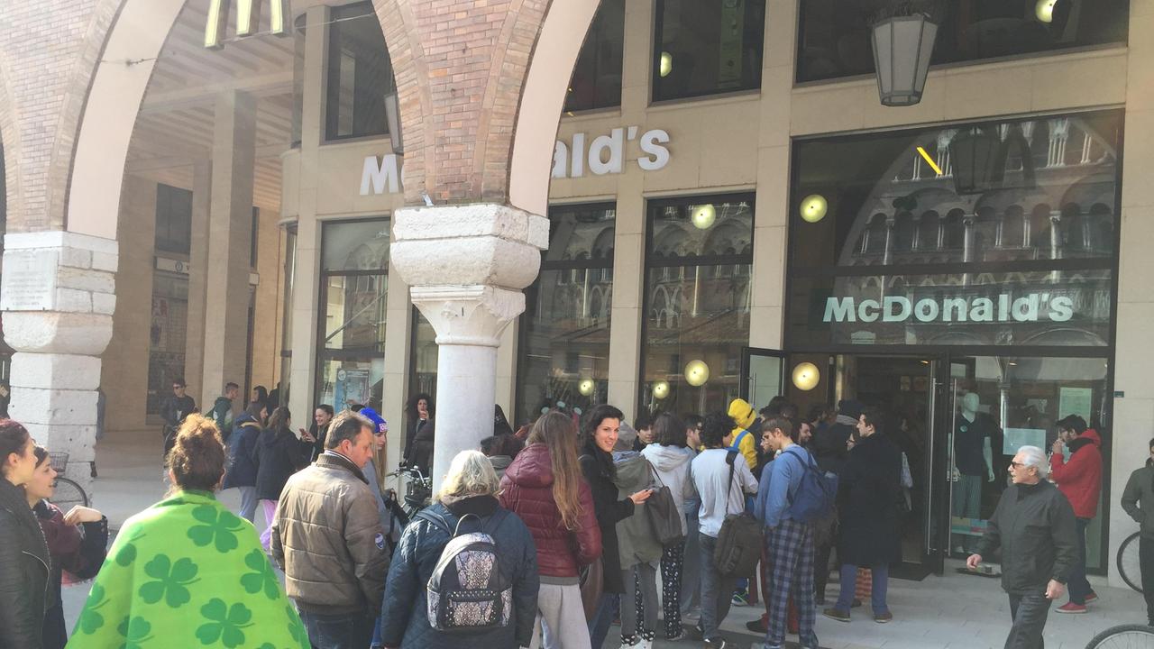 La fila in pigiama davanti a McDonald's