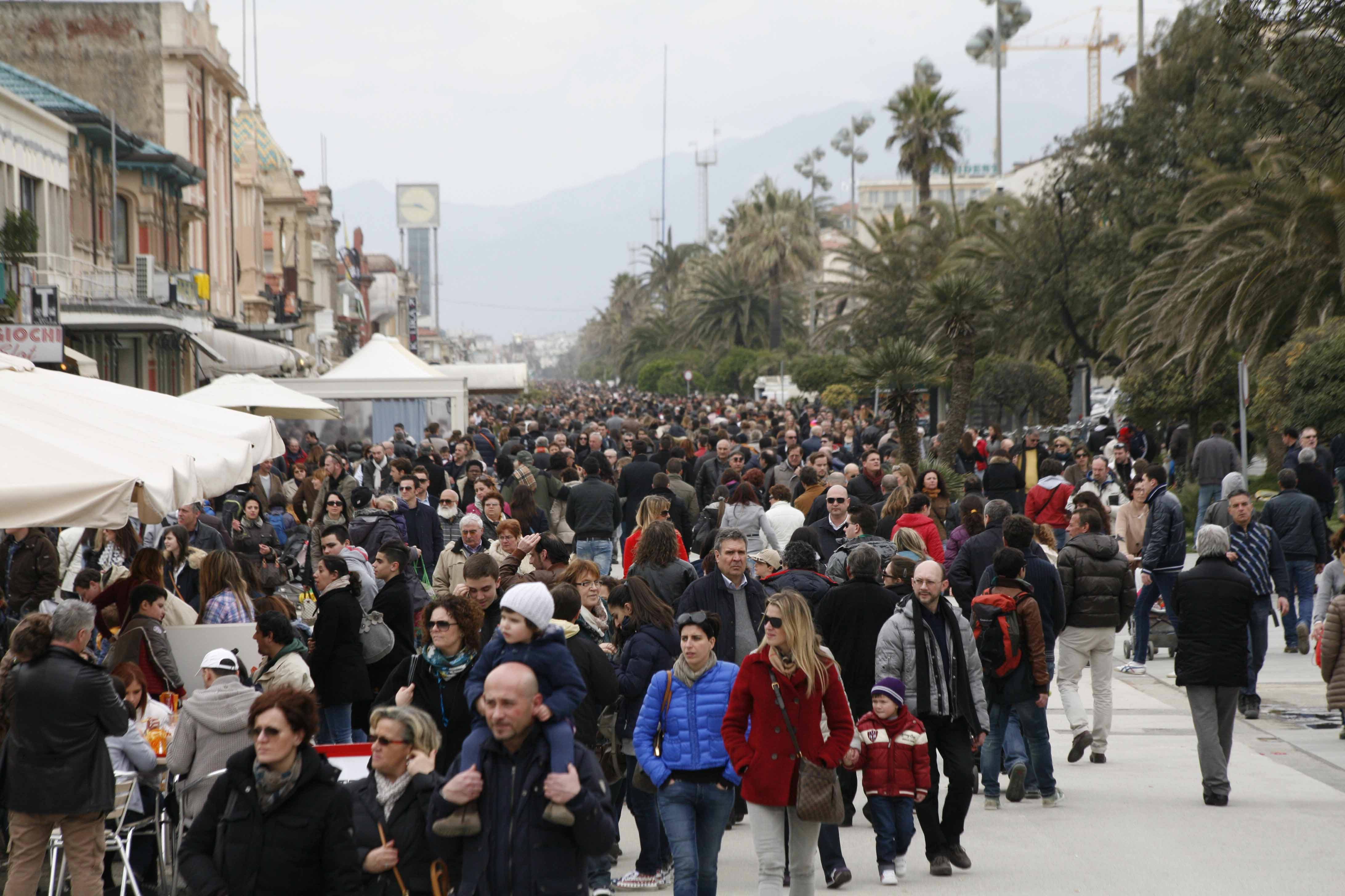 La Passeggiata di Viareggio affollata di gente