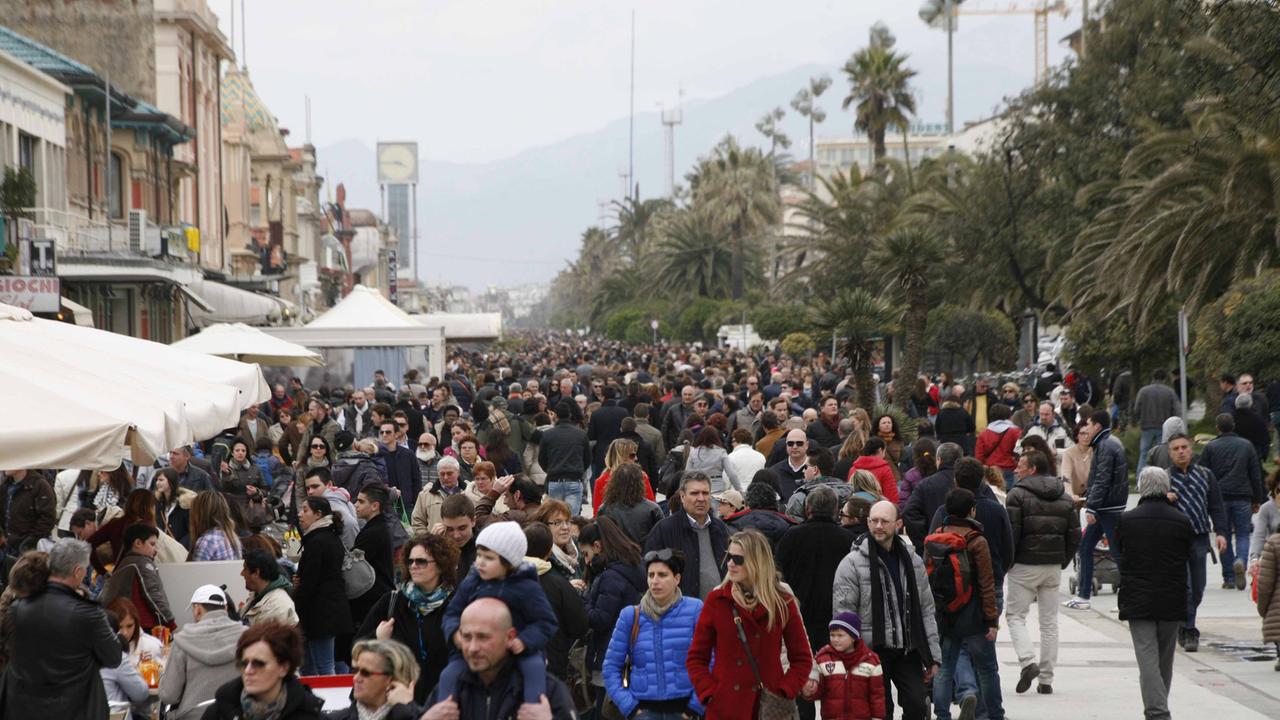 La Passeggiata di Viareggio affollata di gente