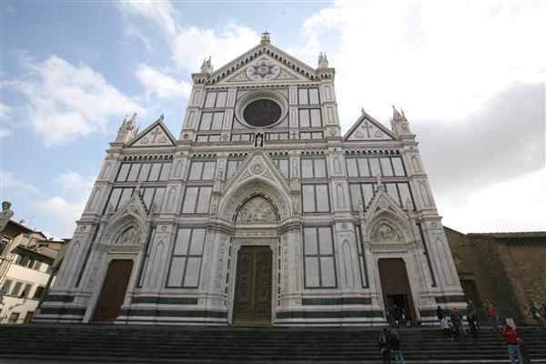 Fa pipì sulla facciata della basilica di Santa Croce