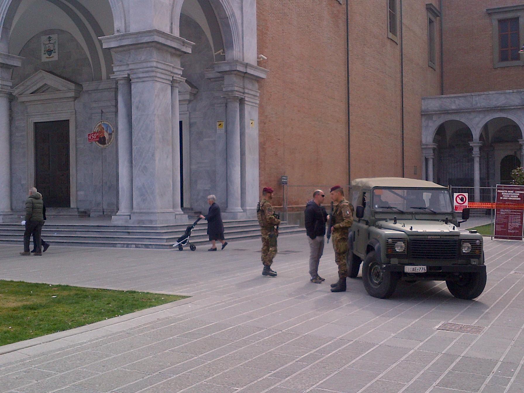 I paracadutisti armati davanti al Duomo