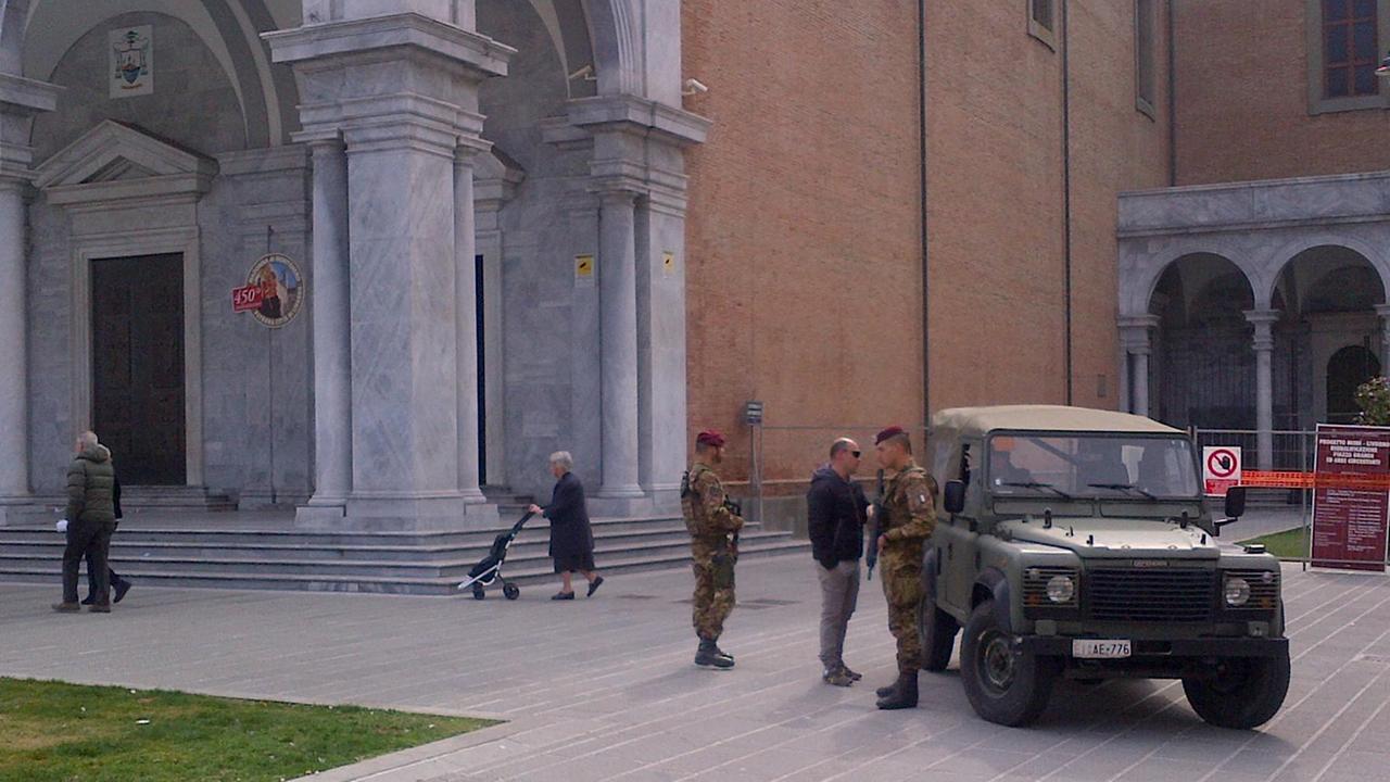 I paracadutisti armati davanti al Duomo