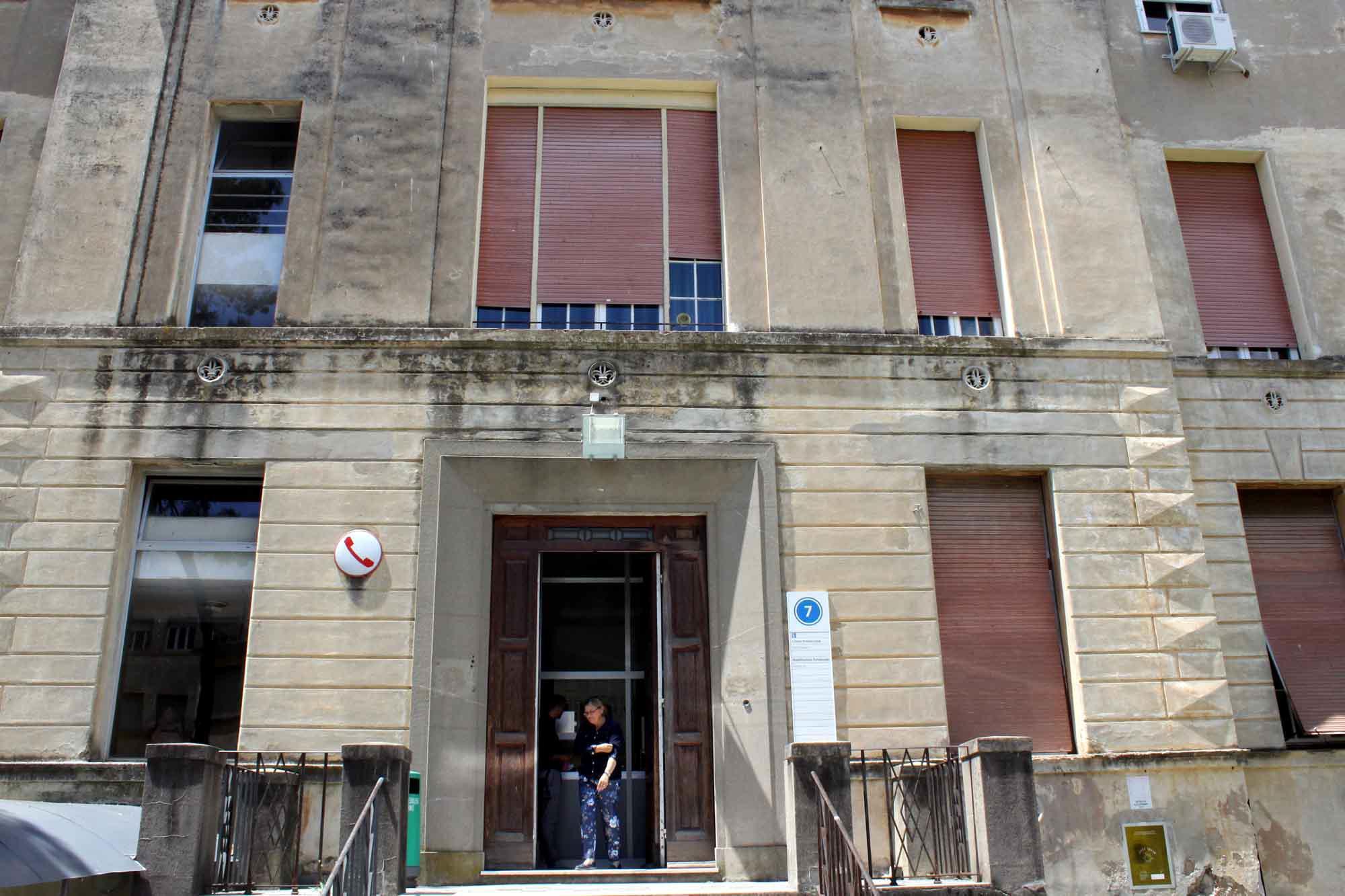 Cade dalla finestra del reparto chirurgia e muore