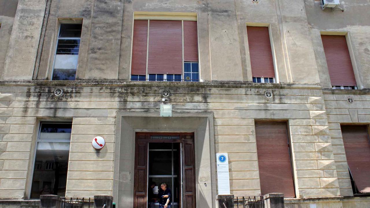 Cade dalla finestra del reparto chirurgia e muore