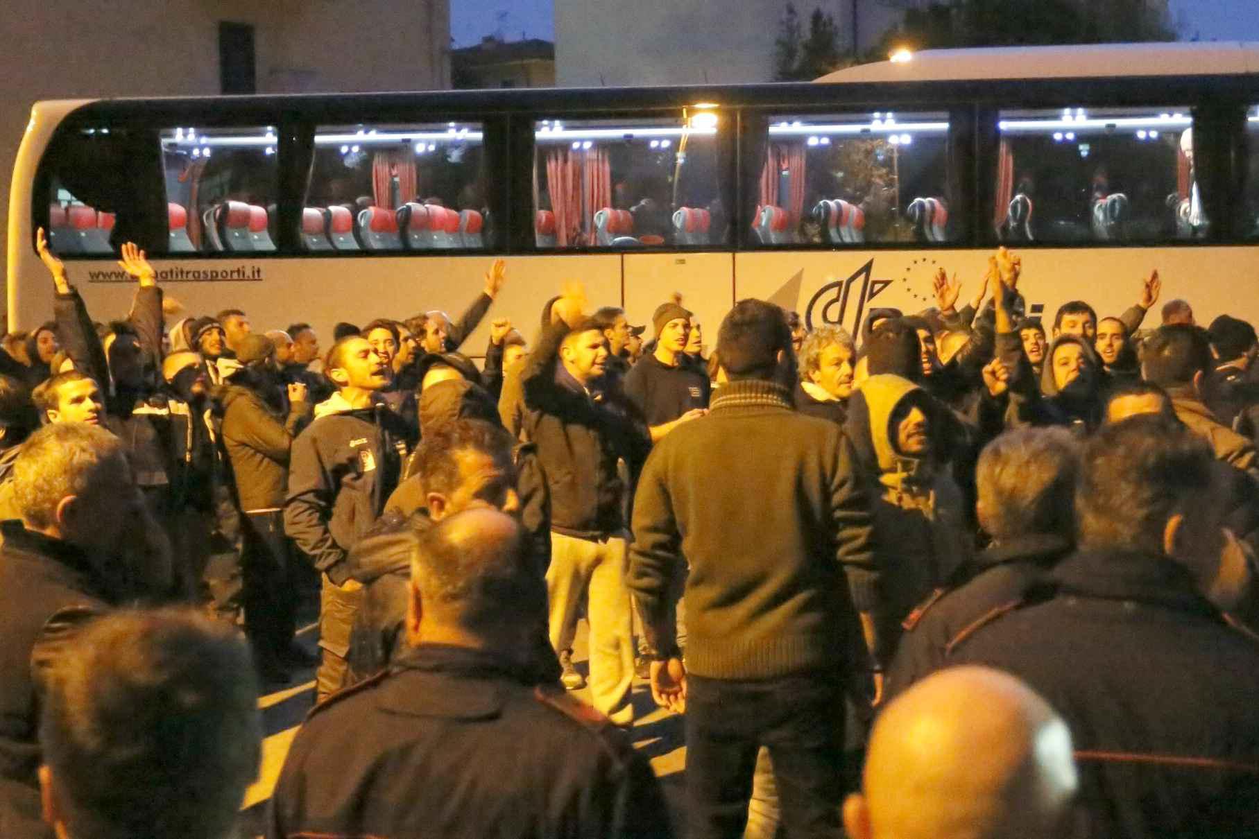A sinistra la contestazione dei tifosi del Pisa dopo il derby perso a Lucca