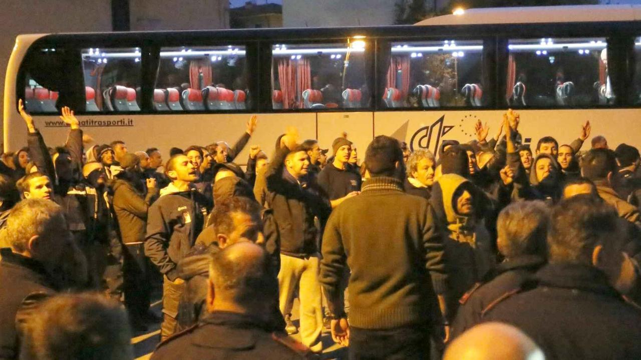 A sinistra la contestazione dei tifosi del Pisa dopo il derby perso a Lucca