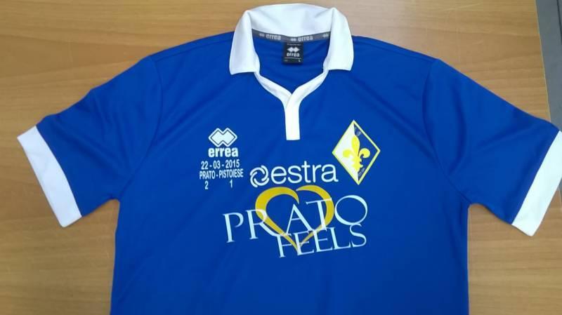 La maglietta celebrativa della vittoria nel derby