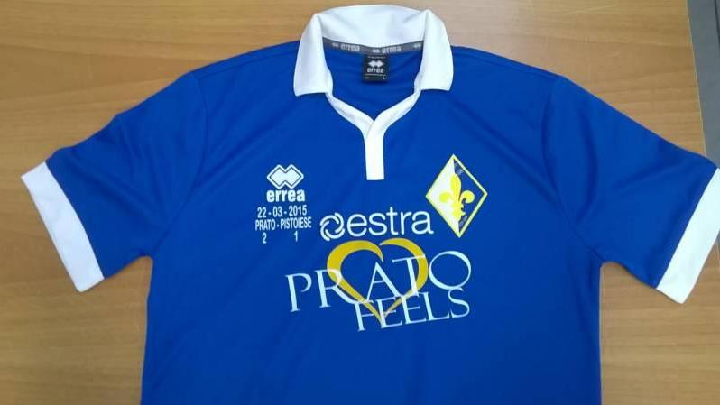 La maglietta celebrativa della vittoria nel derby