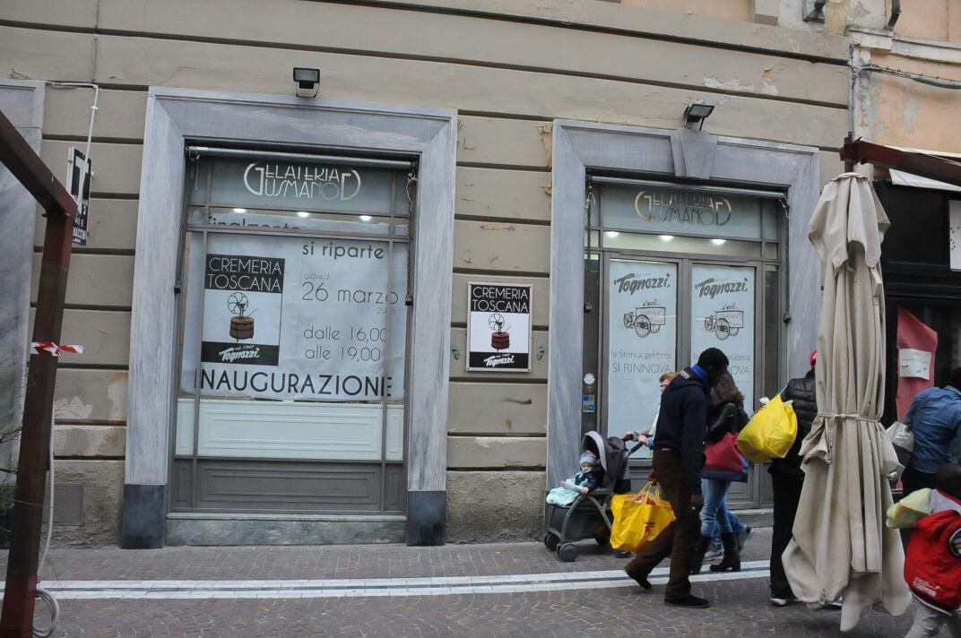 La gelateria in via Roma a Carrara pronta per l'inaugurazione