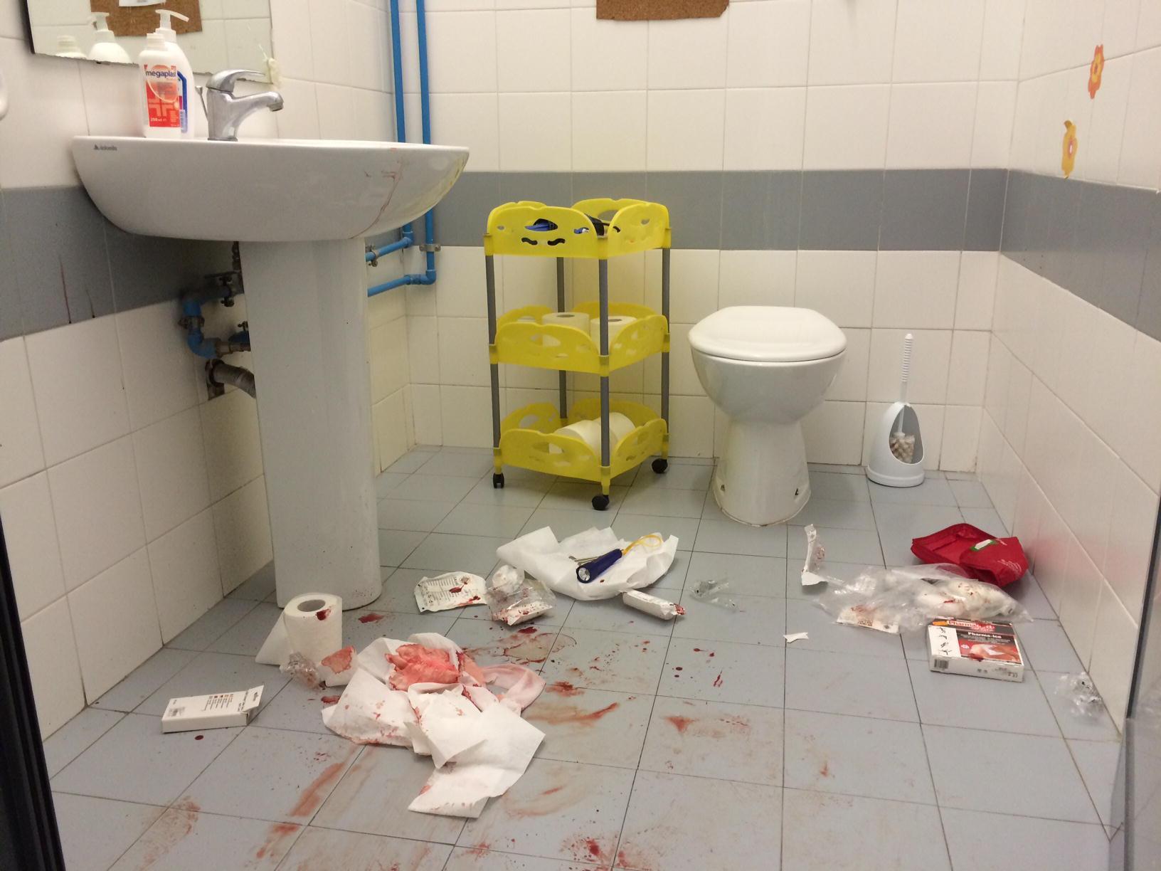 Alcuni dei bagni del palasport sporchi del sangue del ladro ferito