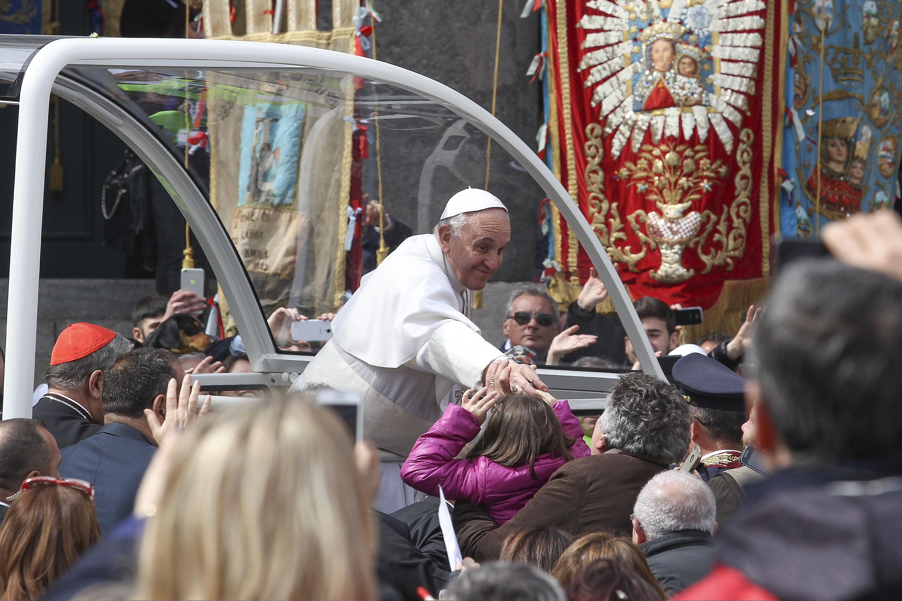 Papa Francesco a Napoli in visita pastorale pochi giorni fa (foto d’archivio)