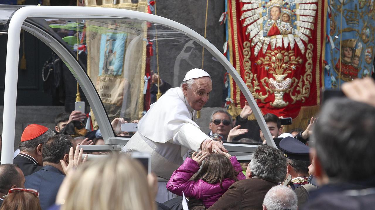 Papa Francesco a Napoli in visita pastorale pochi giorni fa (foto d’archivio)