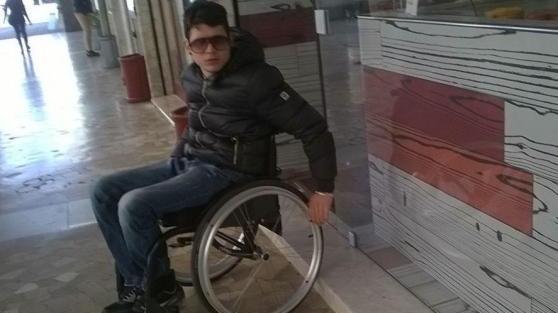 Paninoteca off limits per il disabile Ma Poldo lo invita: "Torni a trovarci"