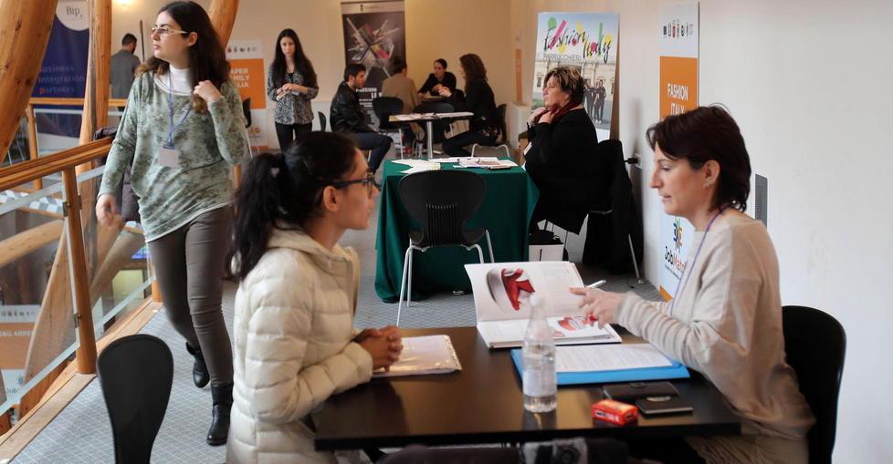 Uno dei colloqui tra giovaniin cerca di lavoro e rappresentanti delle aziende