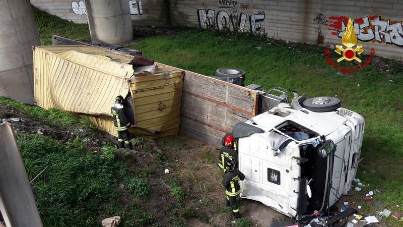 Il camion ribaltato nella scarpata a Vezzano
