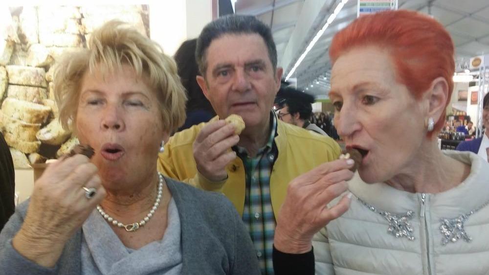 Tre visitatori di Sol assaggiano i nuovi biscotti del Forno Steno