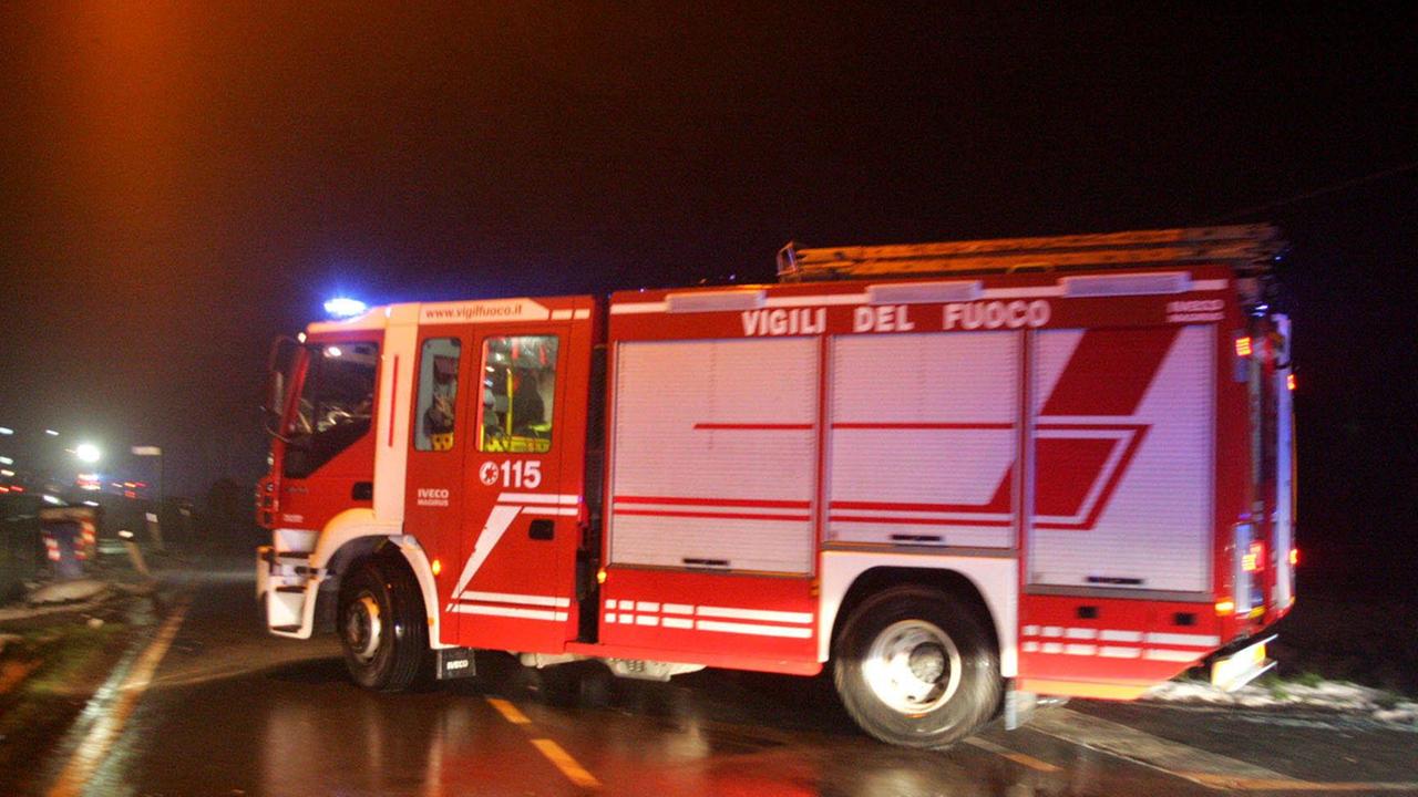 Veicolo spacca la colonnina del metano, fuga di gas al distributore