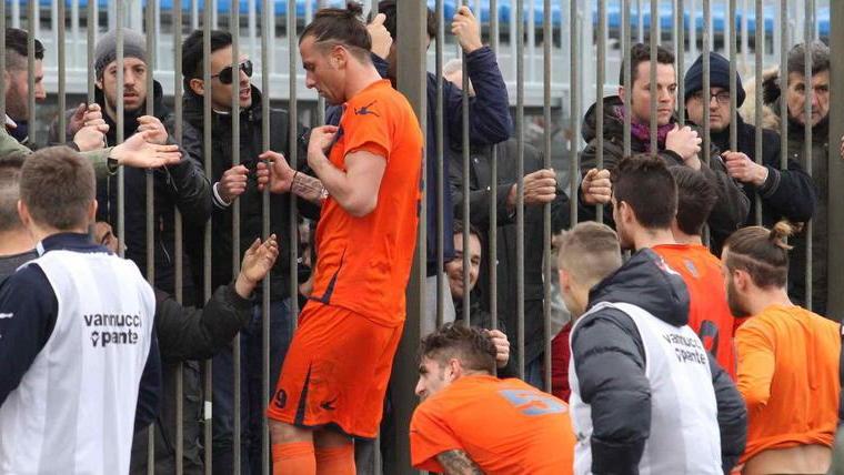 Bus della Pistoiese circondato dagli ultras