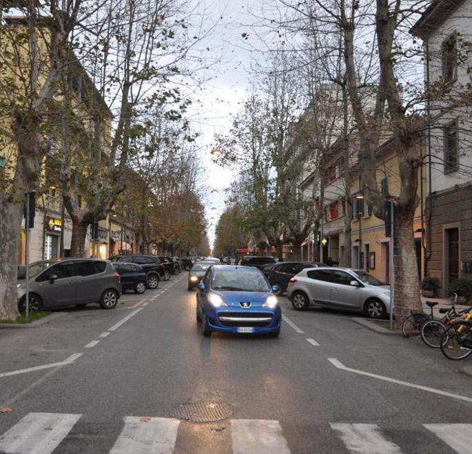 I residenti urlano e mettono in fuga un sospetto in centro