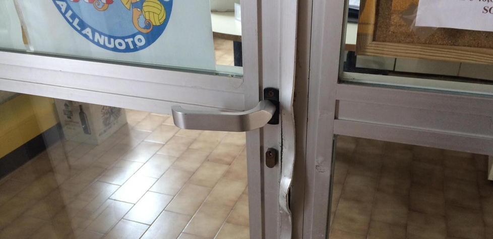 Vandali al palasport e dentro la piscina 