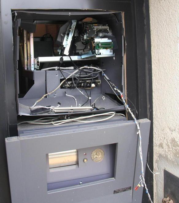 Boato sveglia il paese il bancomat salta in aria 