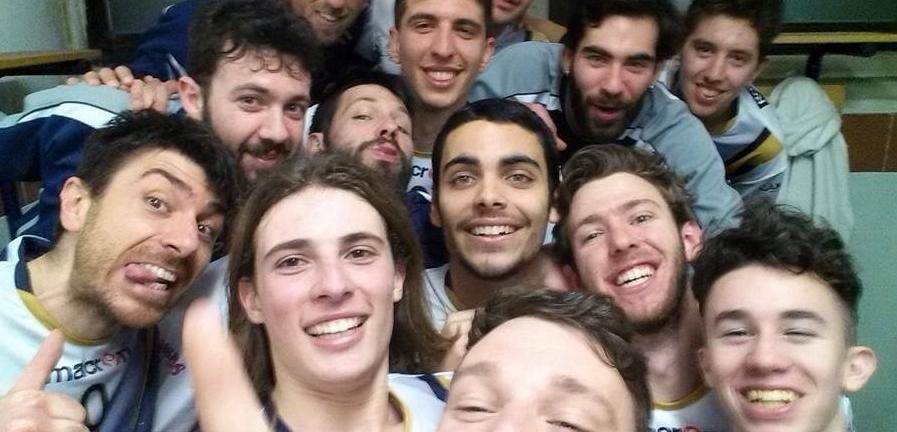 La Pallavolo Massa fa quattordici su sedici e festeggia col selfie