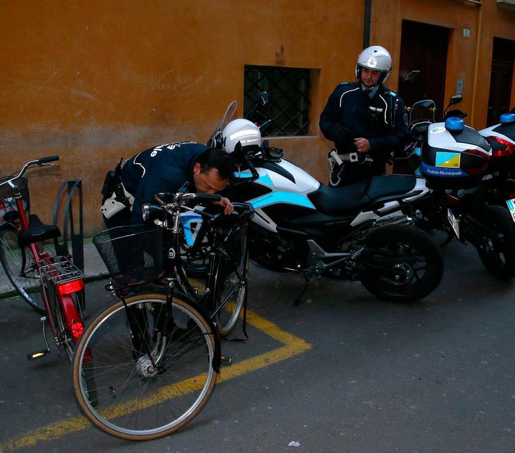 Vigili in moto inseguono il ladro e recuperano la bici
