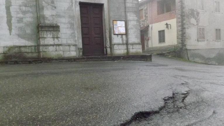 Frana anche il piazzale della chiesa di Monchio