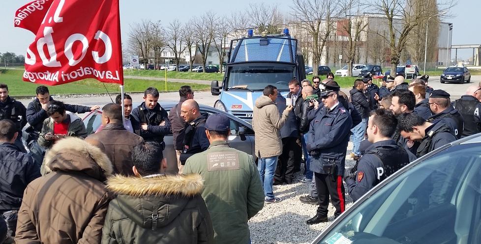 Mirror, cancelli paralizzati e denunce 