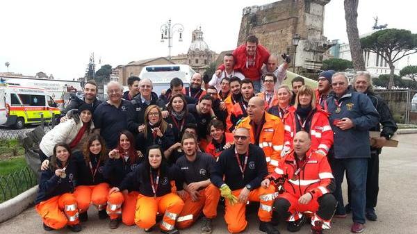 Foto di gruppo dei volontari della Pubblica Assistenza a Roma