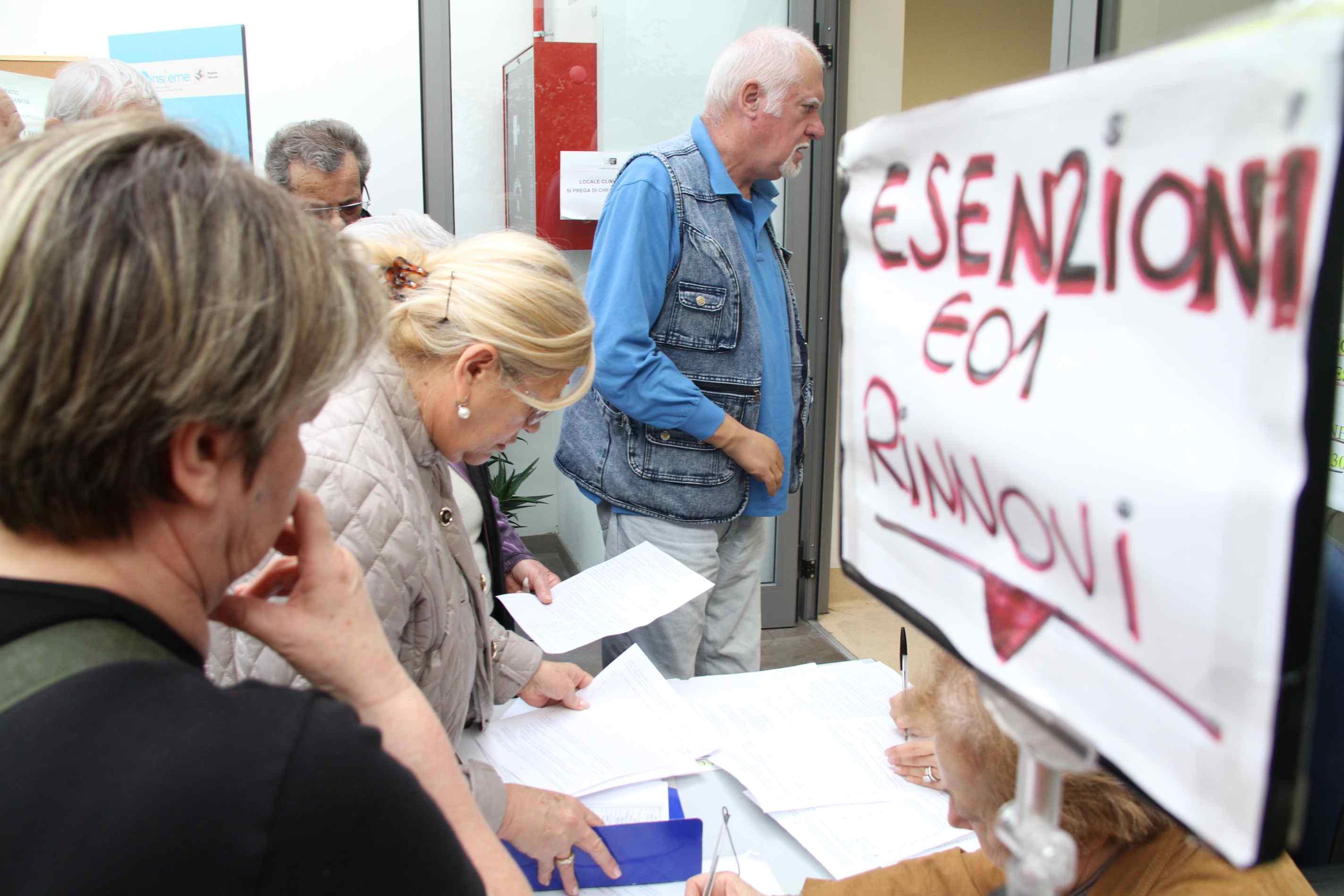 Fila allo sportello Asl per rinnovare l'esenzione del ticket (foto Batavia)
