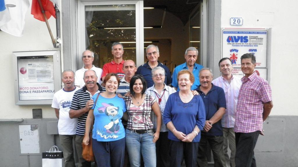 Un gruppo dell'Avis con Agrumi nella fila più in alto, il primo da destra