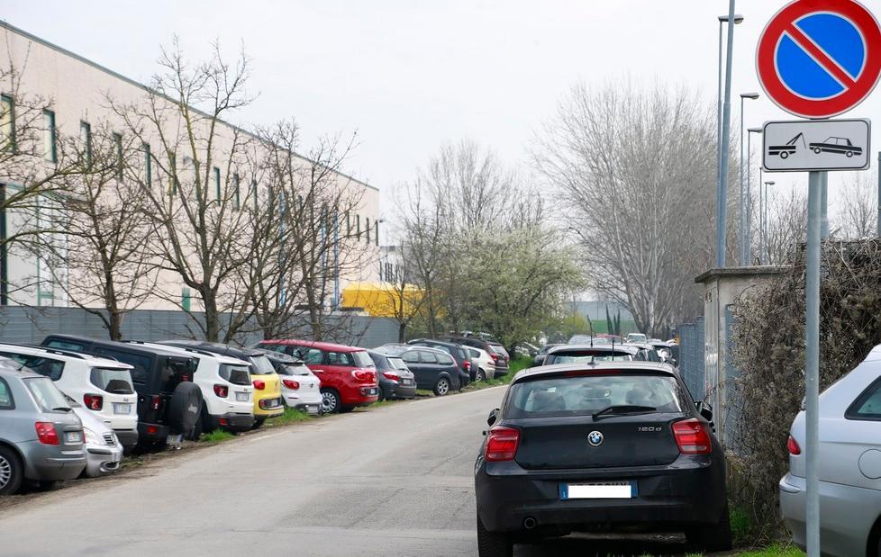 Modena: in Via Cavazza, sempre sosta illegale 