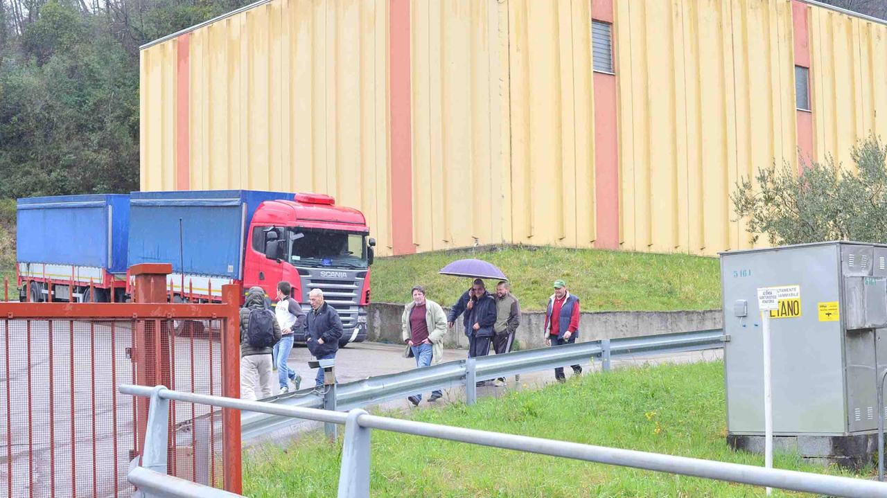 Alcuni lavoratori escono dalla cartiera al termine dell'assemblea (foto Gori)
