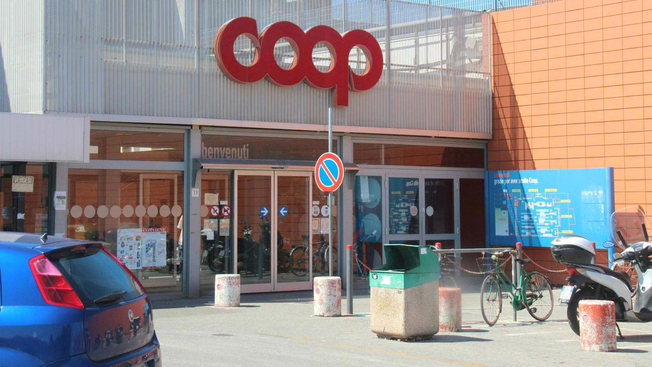 Coop aperta a Livorno per la prima volta il 25 aprile, l'Usb accusa