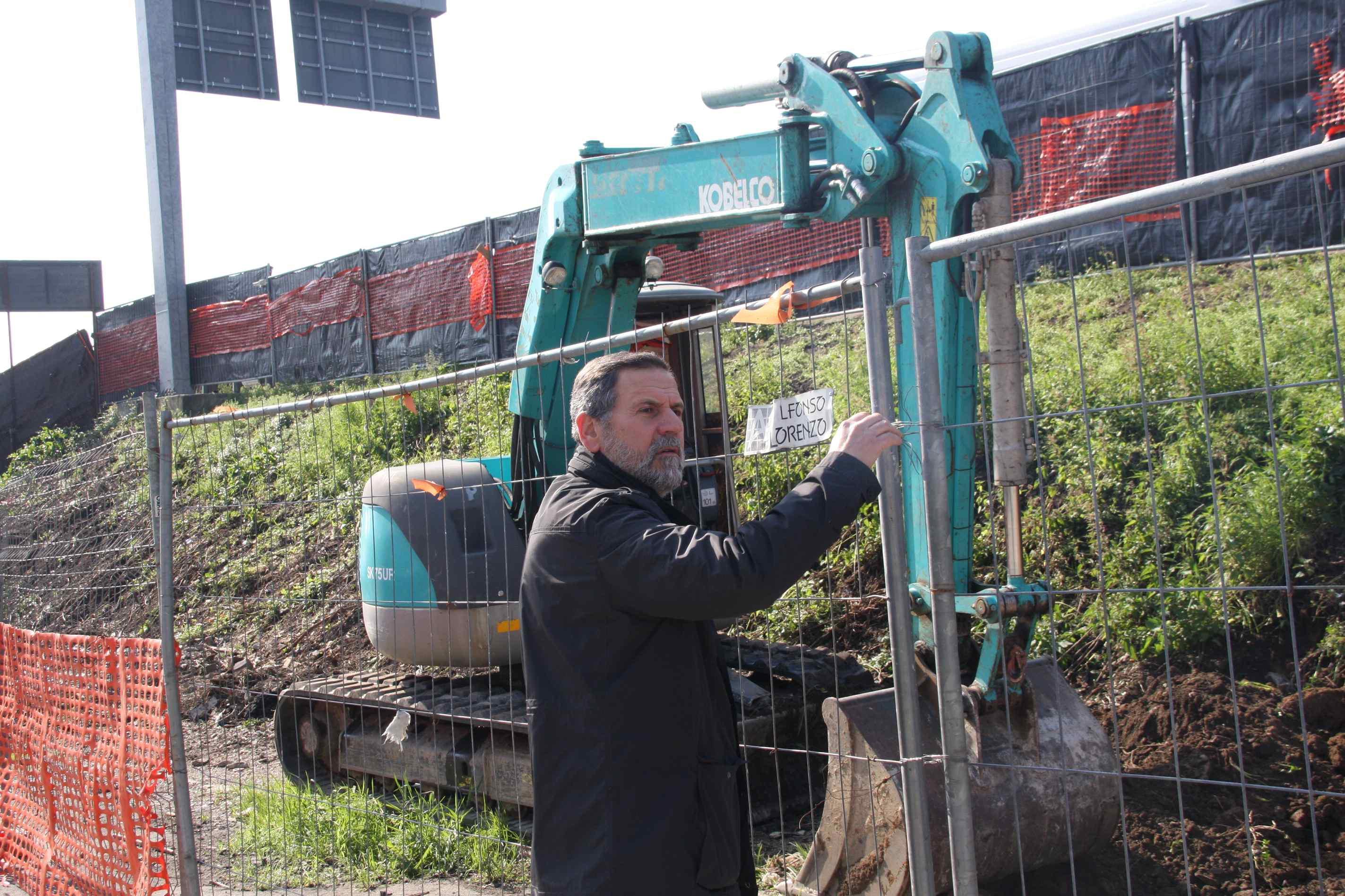 L'ingegnere Lorenzo Frasconi sul cantiere della rampe al Soccorso (foto Batavia)