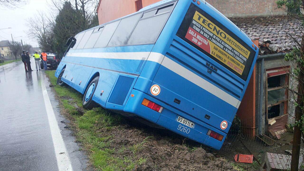 La corriera finita nel fosso a Denore