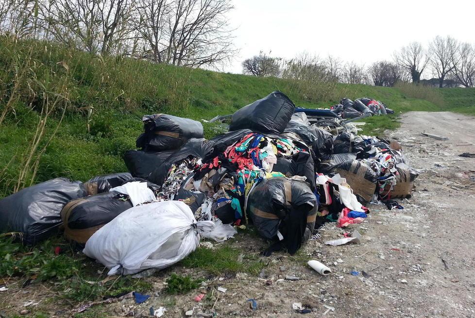 Lungo l’argine una discarica di ritagli delle confezioni