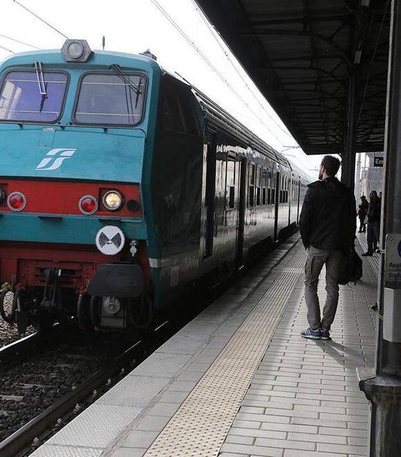Il treno come un taxi fermata straordinaria per un ferroviere